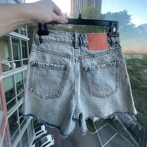 Zara mid length light wash jean shorts! Size two perf for summer vacation